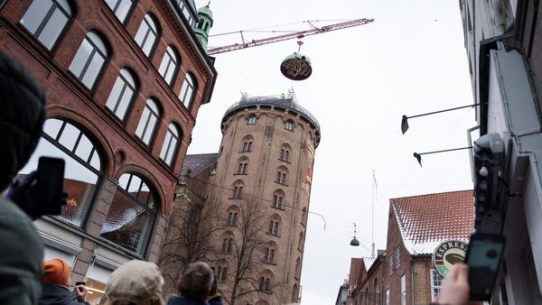 Ikon Sejarah Kopenhagen Direstorasi, Kubah Menara Bundar Diangkat dari Puncak