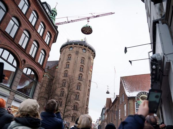 Ikon Sejarah Kopenhagen Direstorasi, Kubah Menara Bundar Diangkat dari Puncak