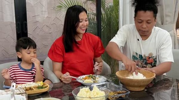 Hangatnya Momen Indah Permatasari dam Arie Kriting saat Kulineran