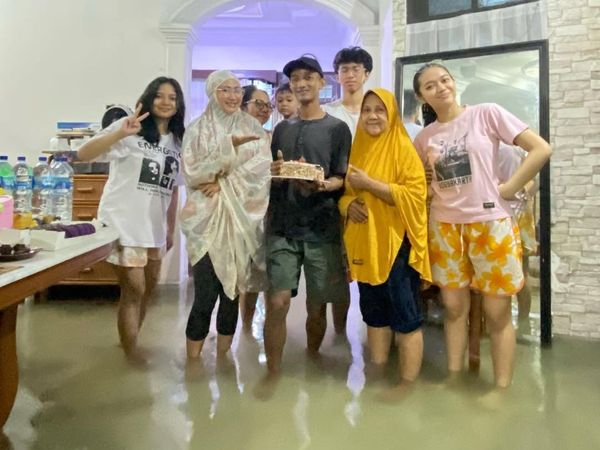 Momen Ira Swara Rayakan Ultah Adik di Tengah Rumah Kebanjiran