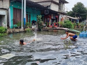 Pegangsaan Dua Jakut Masih Banjir, Jadi Wahana Bermain Dadakan Anak-anak