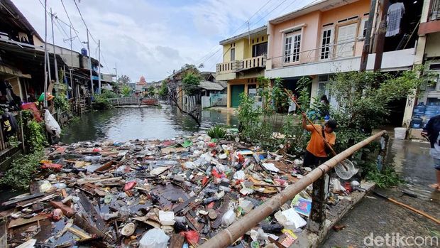 Das Gebiet Pegangsaan Dua im Norden von Jakarta war am Dienstagnachmittag (13.1.) immer noch überschwemmt.