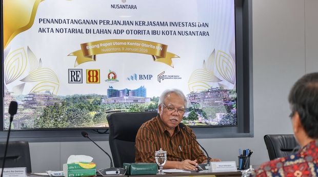 Kepala Otorita IKN, Basuki Hadimuljono, bersama lima investor secara langsung menandatangani Perjanjian Pemanfaatan Tanah dan Pengalokasian Lahan Aset Dalam Penguasaan (ADP) Otorita  IKN serta Akta Notarial di Kantor Balai Kota Otorita IKN, pada Jumat (9/1/2026). (Dok. Humas OIKN)