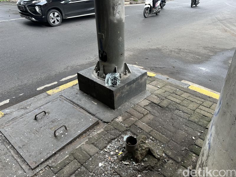 Der Ort des Transjarta-Busunfalls krachte gegen einen Strommast in West Tanjung, Süd-Jakarta