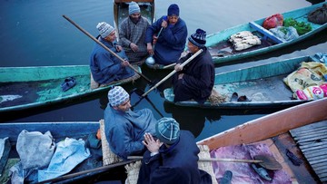 Berita dari Detik Finance: Pagi Berkabut di Danau Dal, Pedagang Kashmir Jaga Tradisi