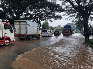 Pantura Pati-Rembang Banjir, Kendaraan Mengular hingga 3 Kilometer