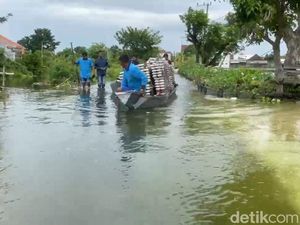 MBG di Lamongan Dikirim Naik Perahu Akibat Jalan Terendam Banjir