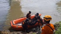 Perempuan yang Hanyut Setelah Lompat di Sungai Blitar Ditemukan Tewas