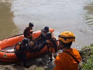 Perempuan yang Hanyut Setelah Lompat di Sungai Blitar Ditemukan Tewas