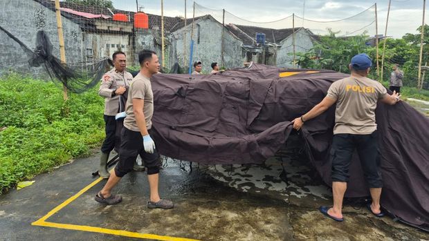 Die Polizei von Serang richtet in Serang eine öffentliche Küche für die von der Überschwemmung betroffenen Bewohner ein