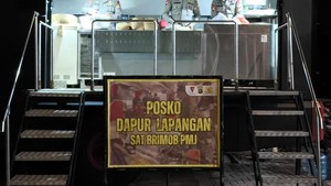 Brimob Polda Metro Bikin Dapur Lapangan Bantu Warga Terdampak Banjir di Jakut