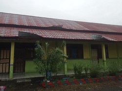 Momen Mencekam Puting Beliung Terjang SD di Tambora Bima