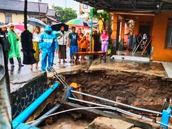 Fondasi Rumah Kades Ambruk Tergerus Luapan Sungai Citangulun Sukabumi