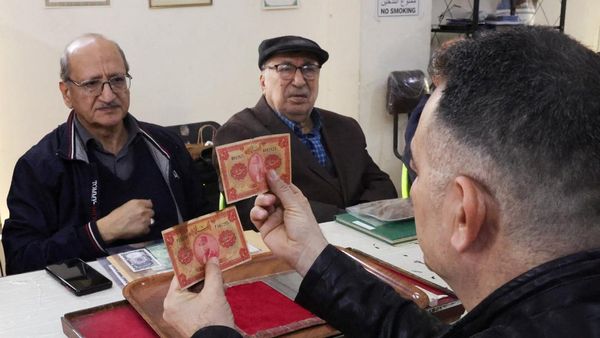 Saat Koin Kuno dan Prangko Lawas Menghidupkan Pasar Kolektor Baghdad