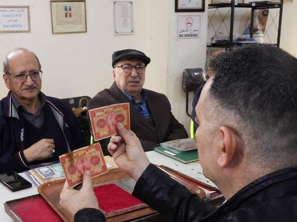 Saat Koin Kuno dan Prangko Lawas Menghidupkan Pasar Kolektor Baghdad