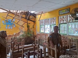 Sekolah Ambruk, Siswa SD di Bangkalan Terpaksa Belajar Berdesakan