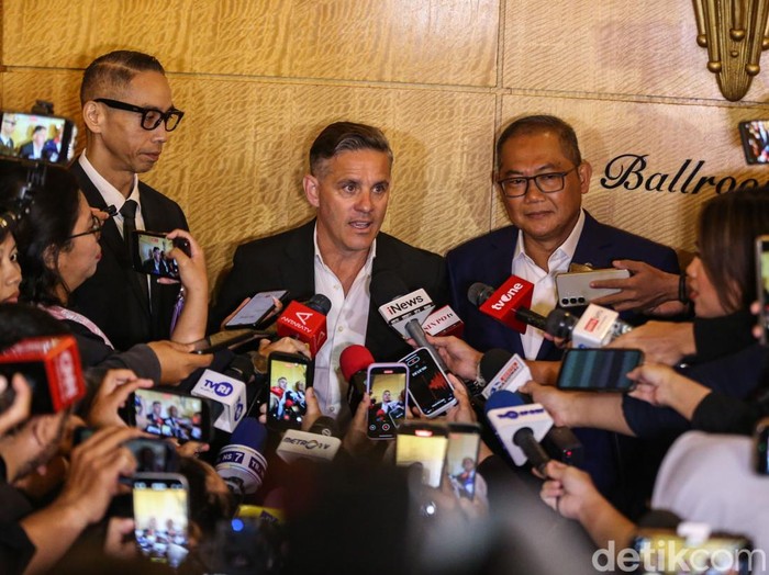 Pelatih Timnas Indonesia John Herdman berfoto bersama Ketua PSSI Erick Thohir usai diperkenalkan secara resmi di Jakarta, Selasa (13/1/2025).

PSSI menunjuk Herdman sebagai pelatih baru Timnas Indonesia.