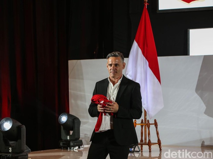 Pelatih Timnas Indonesia John Herdman berfoto bersama Ketua PSSI Erick Thohir usai diperkenalkan secara resmi di Jakarta, Selasa (13/1/2025).

PSSI menunjuk Herdman sebagai pelatih baru Timnas Indonesia.