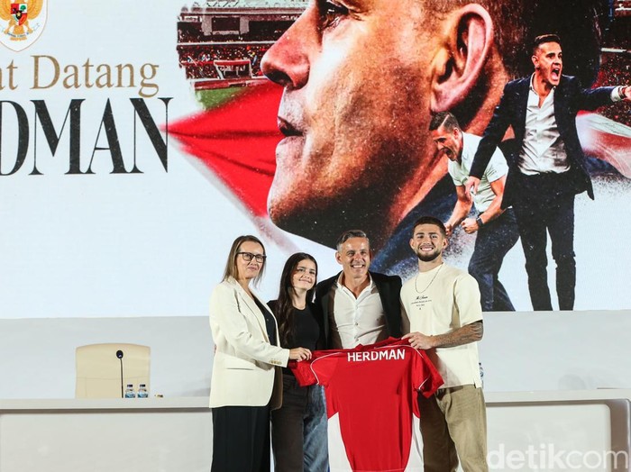 Pelatih Timnas Indonesia John Herdman berfoto bersama Ketua PSSI Erick Thohir usai diperkenalkan secara resmi di Jakarta, Selasa (13/1/2025).

PSSI menunjuk Herdman sebagai pelatih baru Timnas Indonesia.