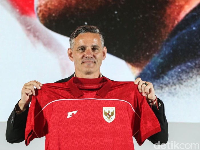 Pelatih Timnas Indonesia John Herdman berfoto bersama Ketua PSSI Erick Thohir usai diperkenalkan secara resmi di Jakarta, Selasa (13/1/2025).

PSSI menunjuk Herdman sebagai pelatih baru Timnas Indonesia.