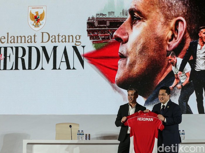 Pelatih Timnas Indonesia John Herdman berfoto bersama Ketua PSSI Erick Thohir usai diperkenalkan secara resmi di Jakarta, Selasa (13/1/2025).

PSSI menunjuk Herdman sebagai pelatih baru Timnas Indonesia.