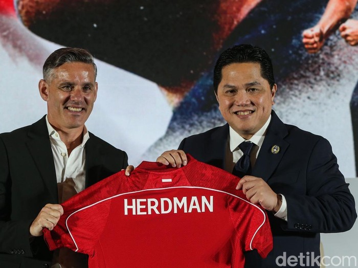Pelatih Timnas Indonesia John Herdman berfoto bersama Ketua PSSI Erick Thohir usai diperkenalkan secara resmi di Jakarta, Selasa (13/1/2025).

PSSI menunjuk Herdman sebagai pelatih baru Timnas Indonesia.