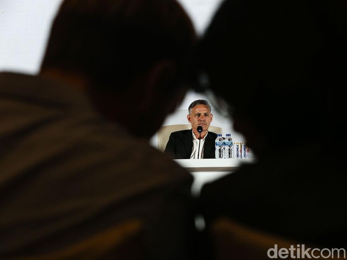 Pelatih Timnas Indonesia John Herdman berfoto bersama Ketua PSSI Erick Thohir usai diperkenalkan secara resmi di Jakarta, Selasa (13/1/2025).

PSSI menunjuk Herdman sebagai pelatih baru Timnas Indonesia.
