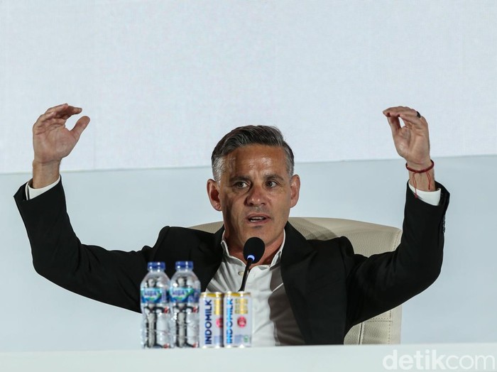 Pelatih Timnas Indonesia John Herdman berfoto bersama Ketua PSSI Erick Thohir usai diperkenalkan secara resmi di Jakarta, Selasa (13/1/2025).

PSSI menunjuk Herdman sebagai pelatih baru Timnas Indonesia.