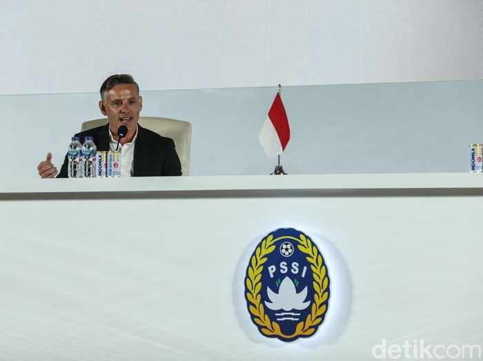 Pelatih Timnas Indonesia John Herdman berfoto bersama Ketua PSSI Erick Thohir usai diperkenalkan secara resmi di Jakarta, Selasa (13/1/2025).

PSSI menunjuk Herdman sebagai pelatih baru Timnas Indonesia.