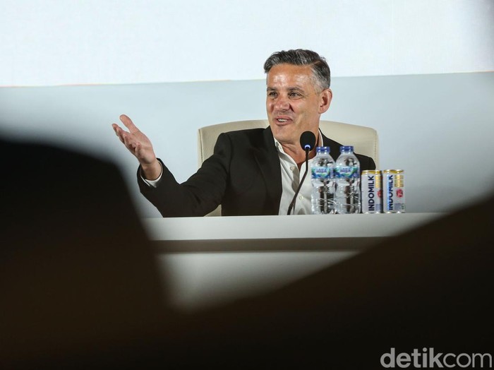 Pelatih Timnas Indonesia John Herdman berfoto bersama Ketua PSSI Erick Thohir usai diperkenalkan secara resmi di Jakarta, Selasa (13/1/2025).

PSSI menunjuk Herdman sebagai pelatih baru Timnas Indonesia.