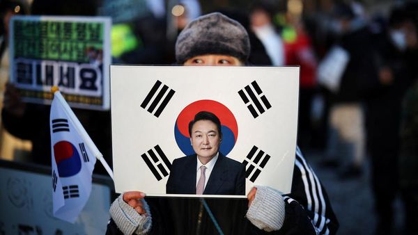 Sidang Akhir Dugaan Makar, Pendukung Sambut Yoon di Pengadilan Seoul