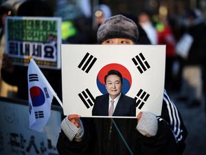 Sidang Akhir Dugaan Makar, Pendukung Sambut Yoon di Pengadilan Seoul