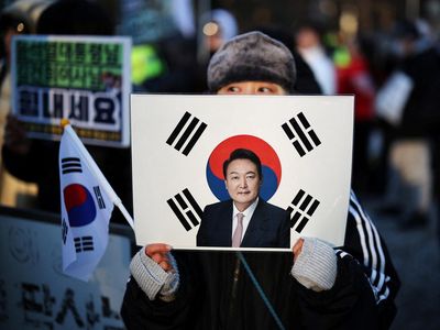 Sidang Akhir Dugaan Makar, Pendukung Sambut Yoon di Pengadilan Seoul