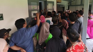 Pengunjung Sidang Ijazah Jokowi di PN Solo Membeludak hingga Luar Ruangan