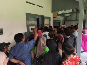 Pengunjung Sidang Ijazah Jokowi di PN Solo Membeludak hingga Luar Ruangan