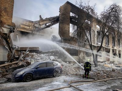 Sisa-sisa Serangan Udara Rusia di Distrik Industri Kyiv