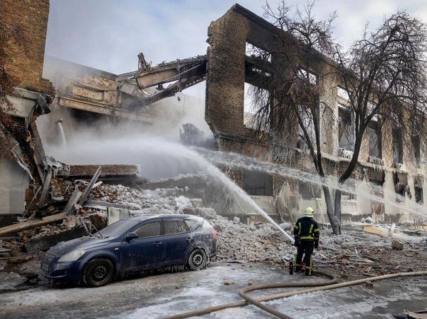 Sisa-sisa Serangan Udara Rusia di Distrik Industri Kyiv