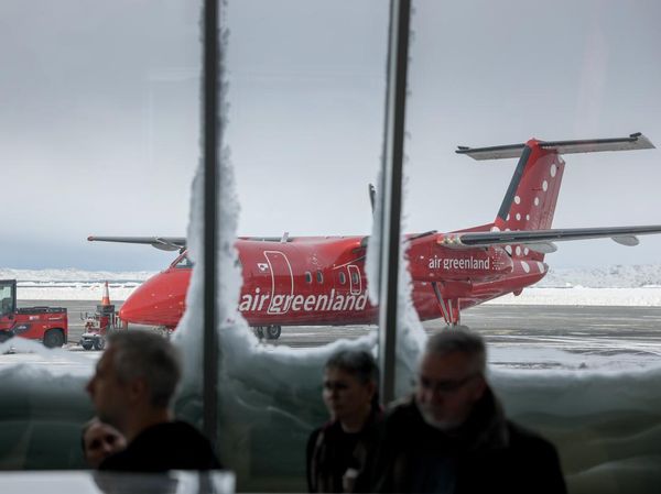 Suasana Bandara Nuuk di Tengah Lanskap Es Greenland