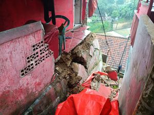 Tebing Pemakaman Longsor Imbas Hujan Deras di Bogor