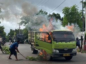 Truk Terbakar Saat Melaju di Tengah Kota Labuan Bajo