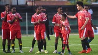Wapres Gibran Bermain Bola Bersama Anak SSB di Wamena