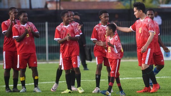 Wapres Gibran Bermain Bola Bersama Anak SSB di Wamena