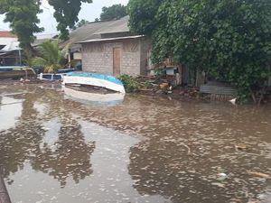 Ombak Tinggi Terjang Pesisir Pengastulan, Rumah-Jalan Terendam