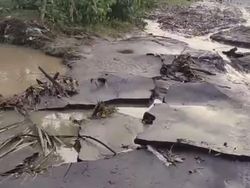 Aspal Jalur Kuta-Selong Belanak Lombok Terkelupas Usai Diterjang Banjir