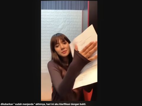 Aurelie Moeremans lima tahun lalu memperlihatkan bukti surat status liber yang menyatakan pernikahan dengan Roby nggak sah.