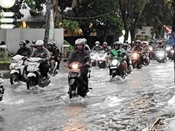 Tak Surut-surut, Genangan Air Sebetis Ganggu Lalu Lintas Jalan Raya Kerobokan
