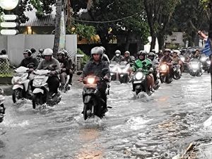 Tak Surut-surut, Genangan Air Sebetis Ganggu Lalu Lintas Jalan Raya Kerobokan