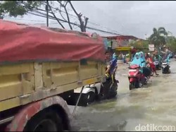 Luapan Bengawan Jero Rendam Jalan Raya Sukodadi-Paciran Lamongan