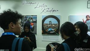 Cerita Perempuan Tangguh Menghiasi Ruang Transit MRT Jakarta