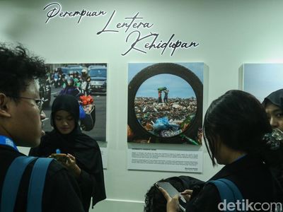 Cerita Perempuan Tangguh Menghiasi Ruang Transit MRT Jakarta